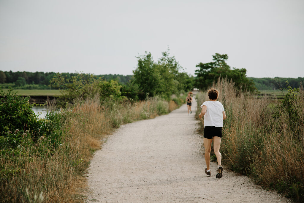 Runners on Eastern Trail