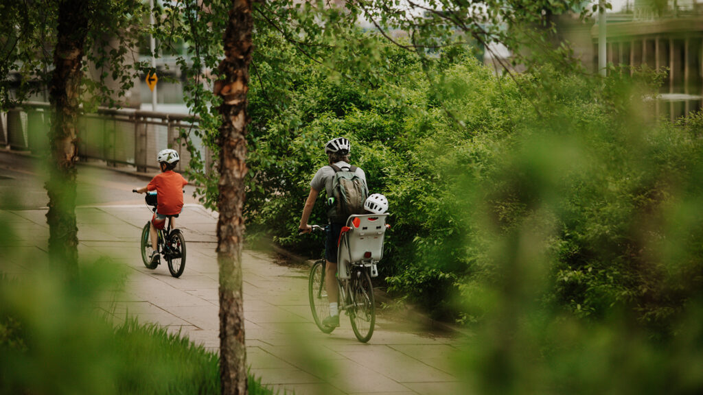 A family with two kids biking in Philadelphia